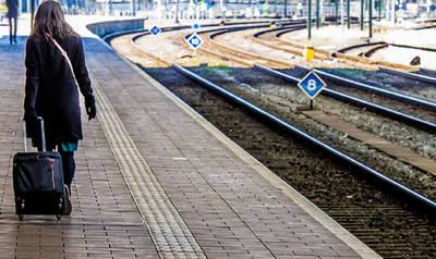 Honderden reizigers gestrand op stations, reparatie wisselstoring pas na middernacht