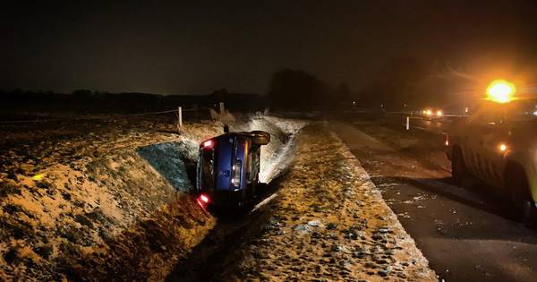 Automobilist in Deurningen raakt van de weg en komt in sloot tot stilstand