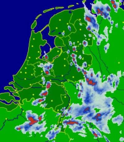 Waarschuwing: stevige onweersbuien boven Oost-Nederland met kans op wateroverlast