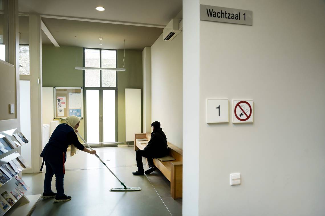 In de wachtzaal van het OCMW: ‘Ik heb dertig jaar meer dan de helft van mijn loon afgedragen. In plaats van respect te krijgen, word ik bij het vuil gezet’