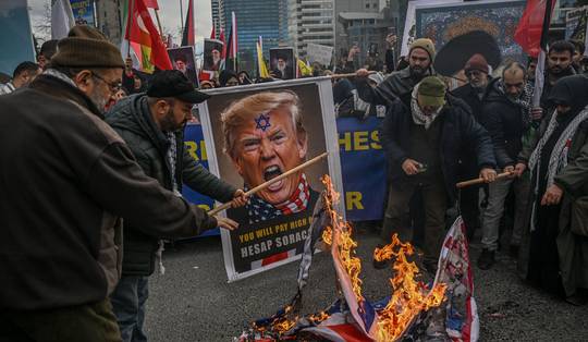 Iraanse media: ‘Staatstelevisie en -radio geraakt bij bombardement’ • Trump wil praten met Iran, maar ‘sommige van die mensen zijn nu dood’