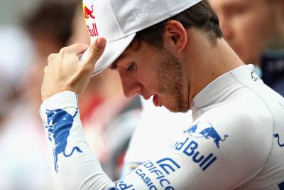 Gasly ontsnapt aan groot ongeluk: brokstuk klapt tegen vizier