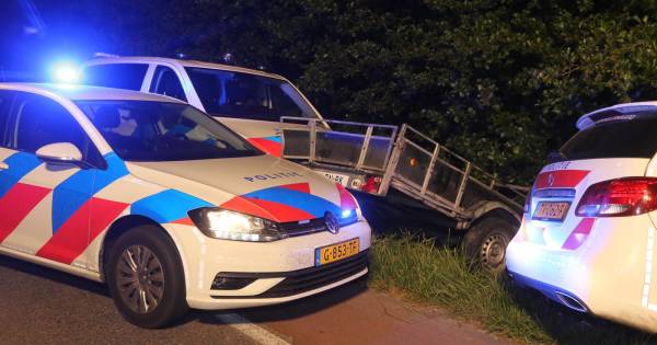 Spectaculaire achtervolging door de politie eindigt in de sloot bij Velddriel .