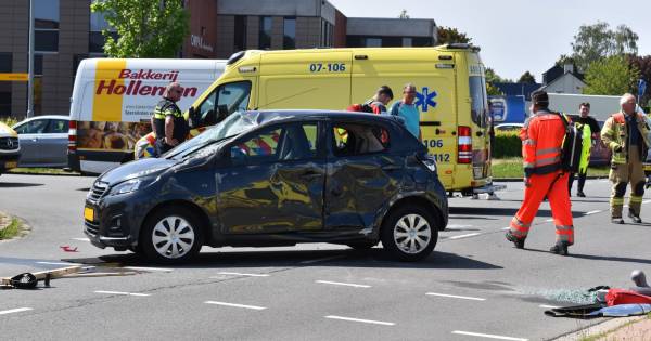 Auto over de kop bij botsing in Elst, twee gewonden.