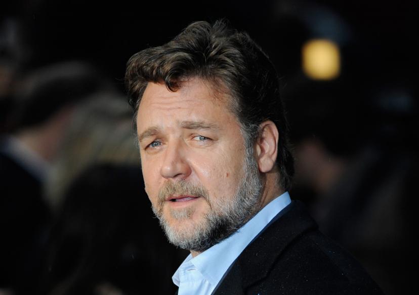 Sla je slag: Russell Crowe is zijn filmrekwisieten aan het verkopen