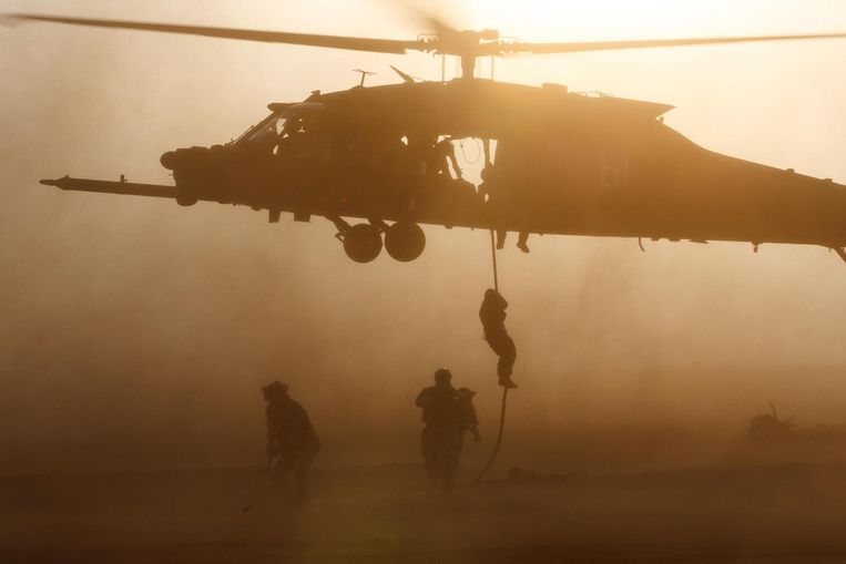 Amerikaanse mariniers oefenen met een helikopter-eenheid die normaal wordt ingezet om commando's te droppen. De landmacht en het marinierskorps wil Trump met tienduizenden militairen uitbreiden. Beeld US Army