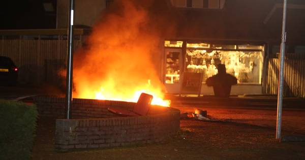 Autobanden in de fik in Waardenburg | Bommelerwaard - BD.nl