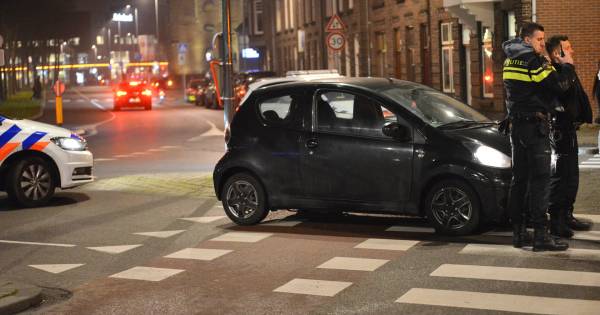 Fietser gewond bij aanrijding met auto op kruising in Breda .