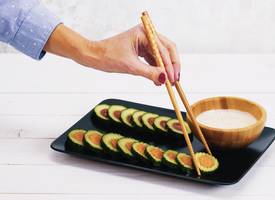 Sushi van komkommer, tomaat en wortel