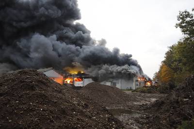 Geen vermoeden van brandstichting bij grote brand caravanstalling Oeffelt