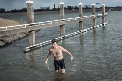 Harry (50) zwemt dagelijks in het ijskoude water van de Waal