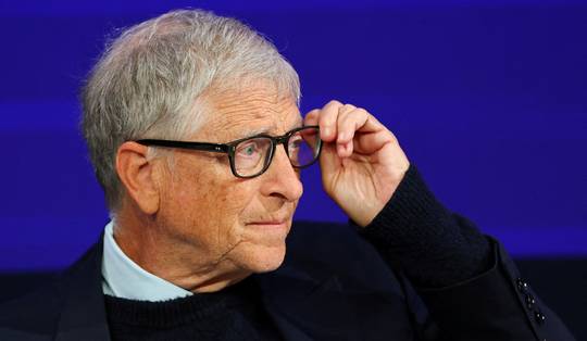 Bill Gates gooit het roer radicaal om en waarschuwt nu voor AI