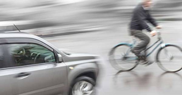 Fietsster (55) wordt aangereden en daarna ernstig mishandeld door duo