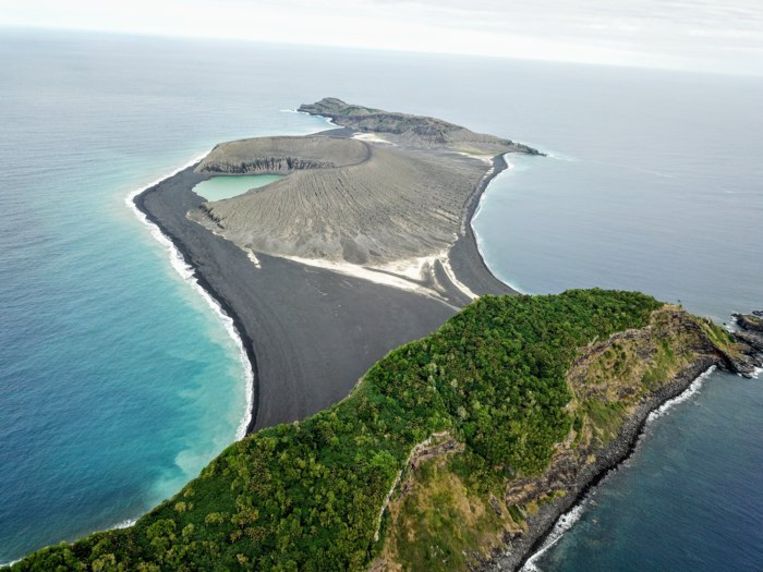 Tussen de twee eilanden van Tonga steeg plots een nieuw stukje land op.