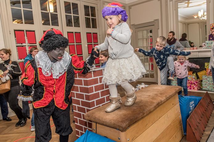 Zwarte Piet geeft turnles: zo loop je over een dak | Izegem | hln.be