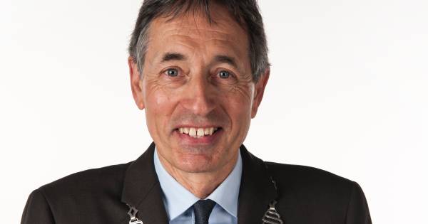 En als je nou eens gewoon de Wiet liberaliseerde, dan hoefde deze burgemeester zich ook niet met deze flut zaken te bemoeien. Heeft hij niets beters te doen?.