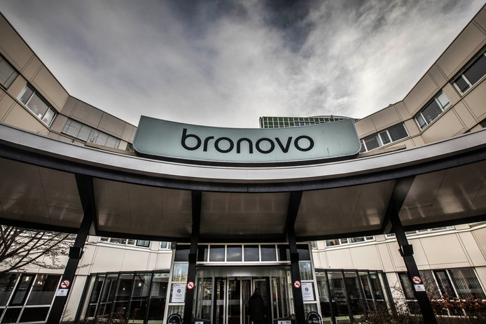 Donkere wolken boven het Bronovo ziekenhuis.
