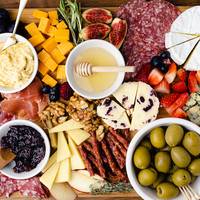 Zó verfraai je het charcuteriebord met salamiroosjes