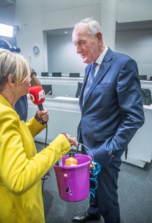 Waarnemend burgemeester van Den Haag Johan Remkes komt kennis maken.Hij krijgt een presentje van het AD.(Den Haag 11-10-19) Foto:Frank Jansen
