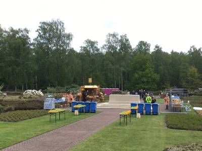 Woede om Jumbo-kraam midden op Canadese begraafplaats, beheerder vreest voor baan