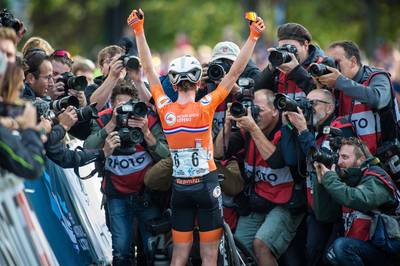 Van Vleuten en haar solo voor de eeuwigheid: ‘Dit is de allermooiste’