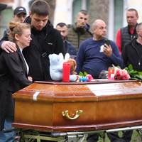 In alle sereniteit: moeder van Fabian (11) spreekt agent die hem aanreed, antwoorden op kernvragen blijven uit