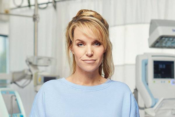 Handen aan de couveuse