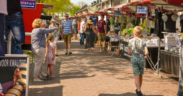 Het is zo warm op de Steenselse jaarmarkt dat de jongleur zijn kegels laat vallen