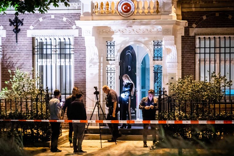 Explosieven gegooid naar Turks consulaat in Amsterdam - Volkskrant