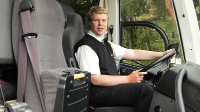 Jesse is nog geen week 18 jaar en nu al buschauffeur