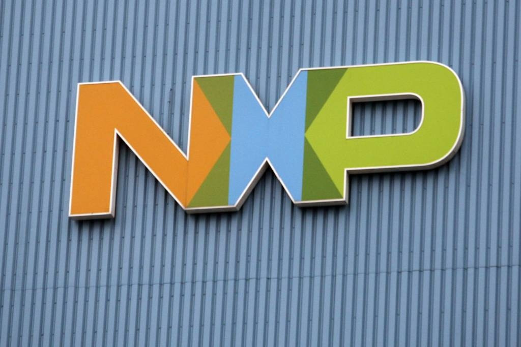 Werknemers houden poortactie bij NXP in Nijmegen | Foto ...