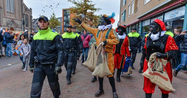 In Apeldoorn werden 12 Pegida-aanhangers aangehouden omdat zij zich niet aan de regels hielden.