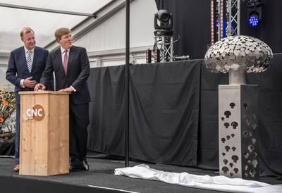 Koning onthult kunstwerk van Anita uit Ottersum: 'Zeer eervol, maar dit is gewoon mijn werk'