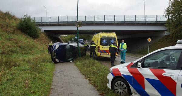 Auto komt op de kant terecht bij eenzijdig ongeluk in Kaatsheuvel.