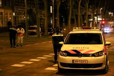 Auto rijdt tegen de knieën van verkeersregelaar in Arnhem