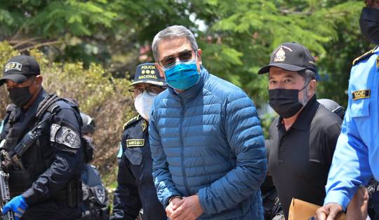 Met dank aan Trump keert veroordeelde narcopresident Hernández terug naar Honduras