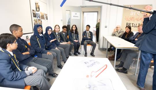 Kinderen uit de witte arbeidersklasse benadeeld door het Engelse onderwijs: moeten we ons hier ook zorgen maken?