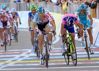 De Clerq wordt eerste profwielrenner met kunstheup: ‘Het wordt afzien’