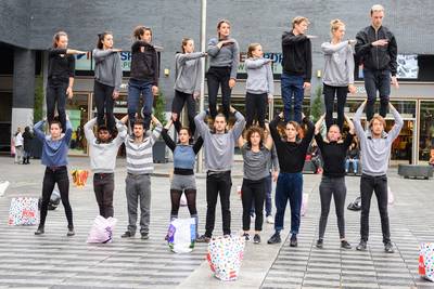 In de binnenstad van Tilburg: met de neus bovenop acrobaten en jongleurs