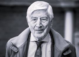 Oud-premier Dries van Agt (93) is ‘hand in hand’ met zijn vrouw overleden