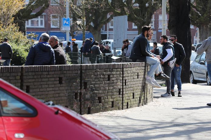 Op het Kaapseplein zou je volgens Atalay geregeld leuke activiteiten moeten organiseren voor bewoners. Nu wordt dit plein vooral gebruikt door groepjes Ooste-Europese mannen om te hangen.