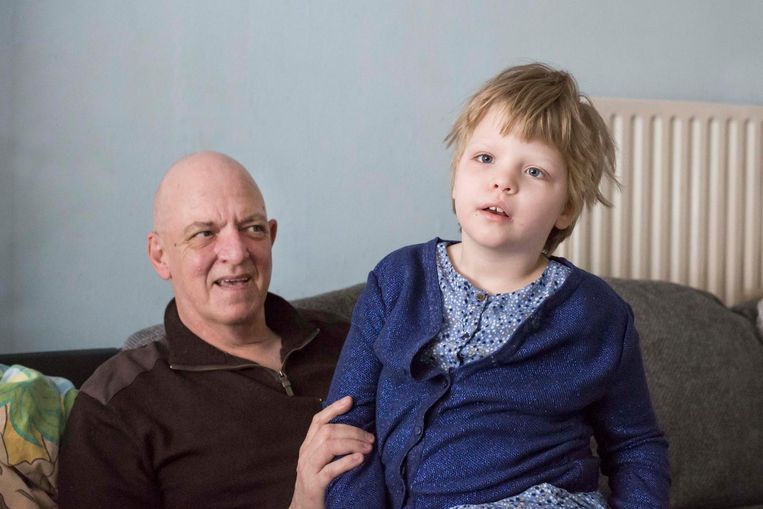 Sofie Voncken met haar papa Jean-Pierre. Zij neemt elke dag - met succes - een druppel cannabisolie om de epileptische aanvallen te doen stoppen.