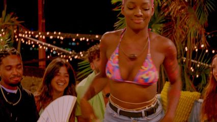 7. Ophelya fait tomber le haut !