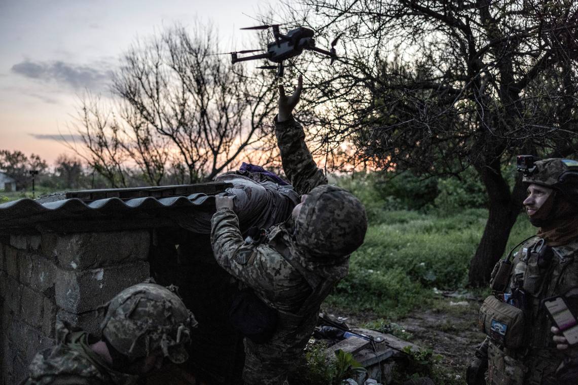 Het vaak voorspelde tijdperk van killer drones is er sneller dan gedacht. En een ex-topman van Google eist een hoofdrol op
