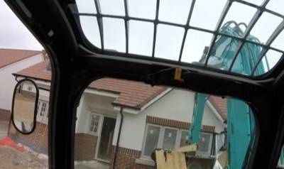 Britse bouwvakker de cel in nadat hij uit wraak huizen sloopt