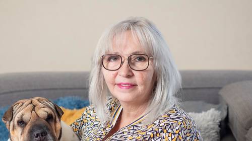 Conny (56) leeft van ziekte-uitkering: “Kleren uit de kringwinkel van 5 euro. Mijn ex-man vond het vreselijk”
