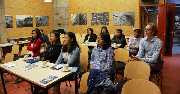 Delegatie uit Myanmar bezoekt Watersnoodmuseum