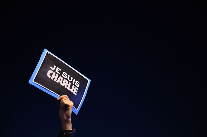 Tijdens protesten na de aanslag werden vaak dit soort borden getoond door demonstranten tegen het geweld: Je suis Charlie.