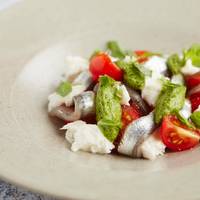 Ook met verse vis een aanrader: ansjovis met tomaat en mozzarella