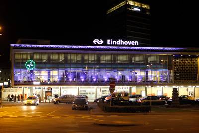 Eindhovense jongen (17) ernstig gewond na messteken bij station